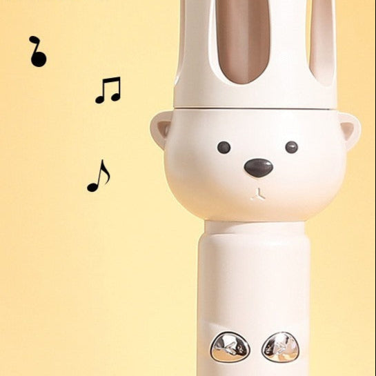 Boucleur ourson beige posé sur fond jaune, design mignon et sécurisé pour enfants