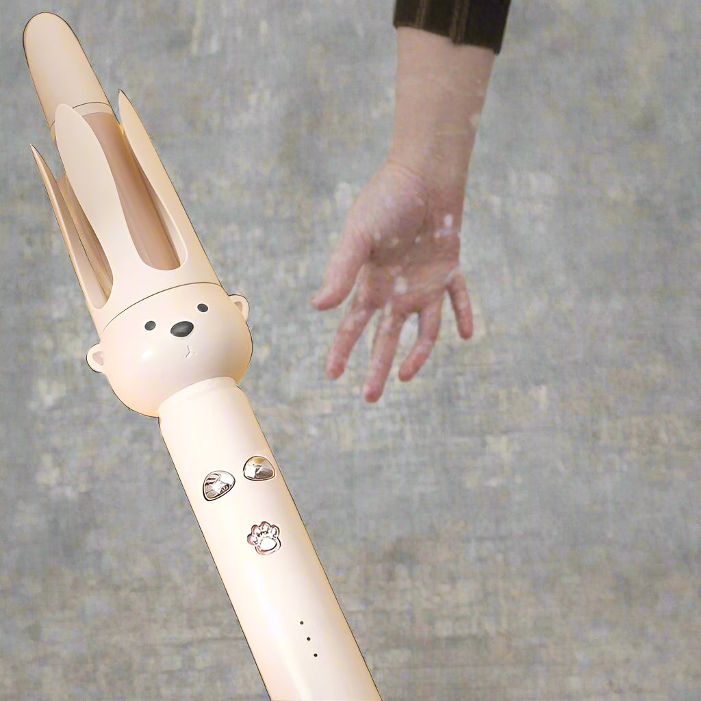 Boucleur ourson beige avec main d'un enfant qui s approche pour le saisir, design mignon et sécurisé pour enfants