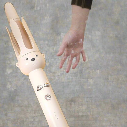 Boucleur ourson beige avec main d'un enfant qui s approche pour le saisir, design mignon et sécurisé pour enfants