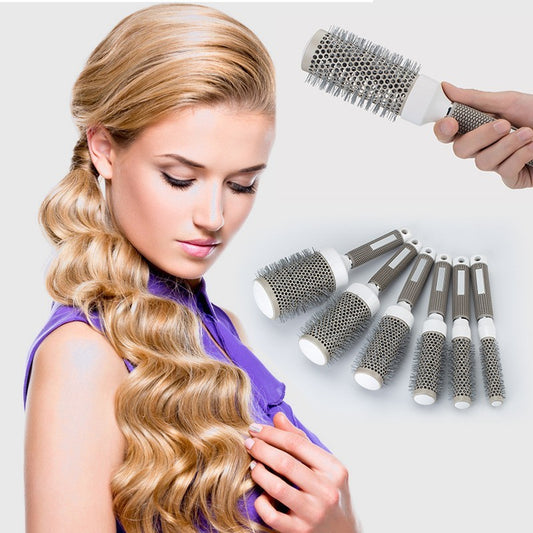 Femme avec brosses rondes professionnelles en céramique pour brushing, réduisant les frisottis et apportant brillance, disponible en 6 tailles pour tous types de cheveux, idéale pour un coiffage rapide et élégant.