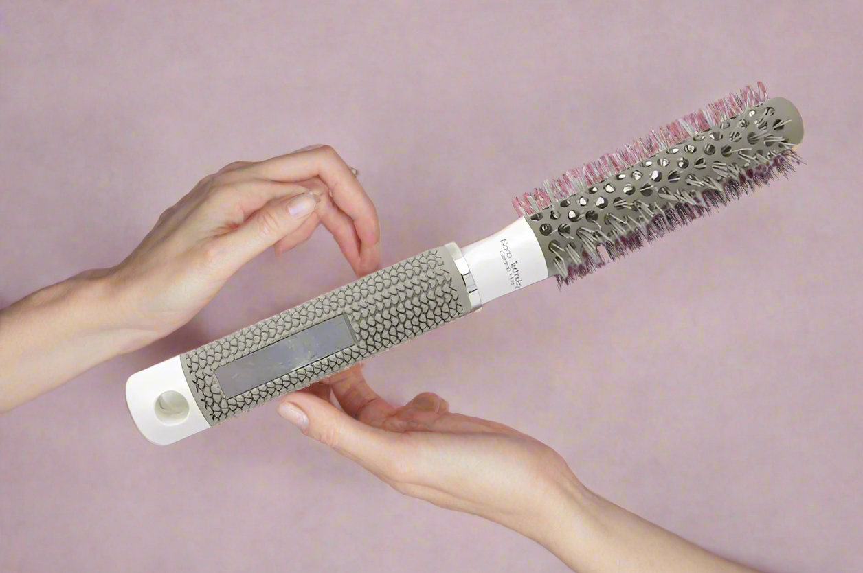 Brosse ronde professionnelle en céramique pour brushing, réduisant les frisottis et apportant brillance, disponible en 6 tailles pour tous types de cheveux, idéale pour un coiffage rapide et élégant.