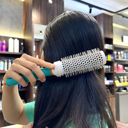 Brosse à brushing professionnelle, idéale pour un lissage parfait et une finition lisse et soyeuse