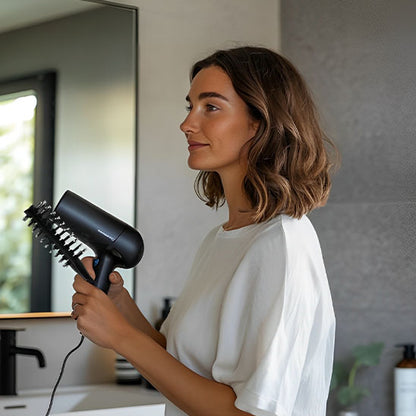 Femme dans sa salle de bain se servant de la Brosse noire et verte  antistatique pour cheveux – Démêlage efficace et en douceur