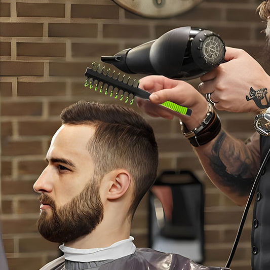 Coiffeur utilise  la brosse noire et verte  antistatique pour cheveux sur un client – Démêlage efficace et en douceur