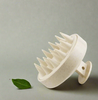 Brosse à cheveux blanche  avec picots massants, conçue pour laver , shampoing,  en douceur tout en stimulant le cuir chevelu pour une sensation douceur et de détente. 