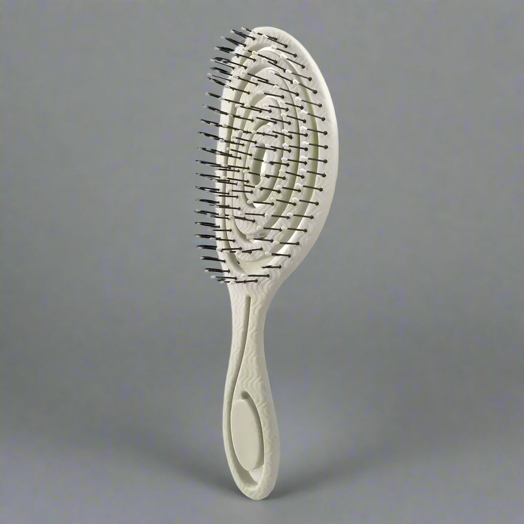 Brosse beige  à cheveux pour boucles, antistatique et démêlante, idéale pour cheveux bouclés ou frisés, avec picots souples pour un coiffage sans frisottis.