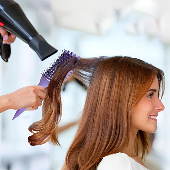 Brosse_a_cheveux_boucles_-_demelante_-_coiffure_tendance - femme se faisant coiffer
