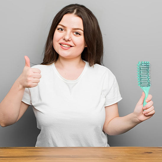 Brosse_a_cheveux_boucles_-_demelante_-_le_top - femme qui approuve