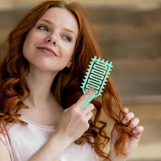 Brosse_a_cheveux_boucles_-_demelante_-_pour_les_boucles - femme rousse se coiffant