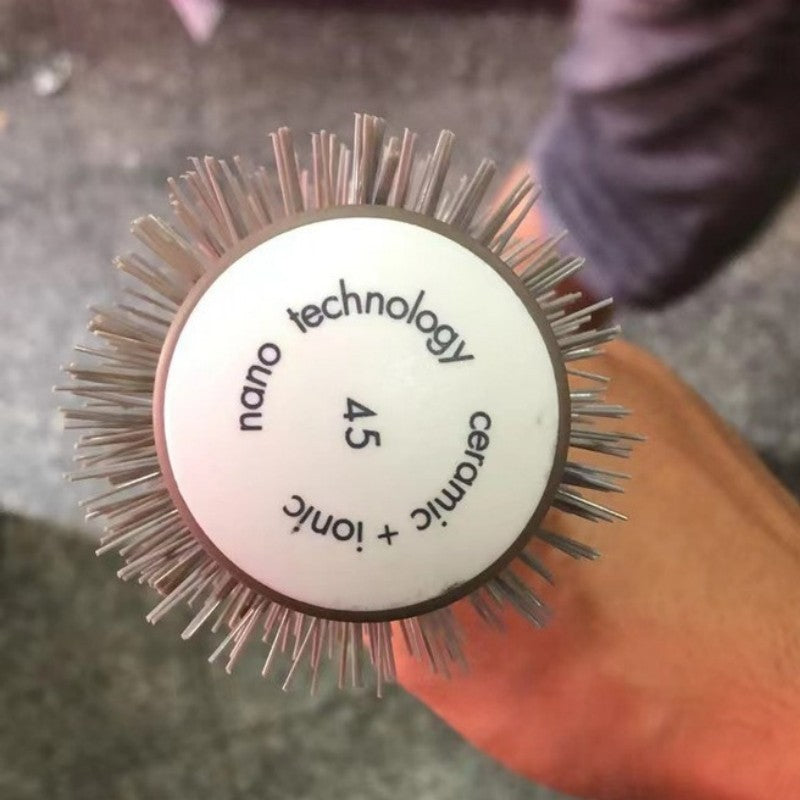 Zoom sur Brosse ronde professionnelle en céramique pour brushing, réduisant les frisottis et apportant brillance, 45 mm pour tous types de cheveux, idéale pour un coiffage rapide et élégant.