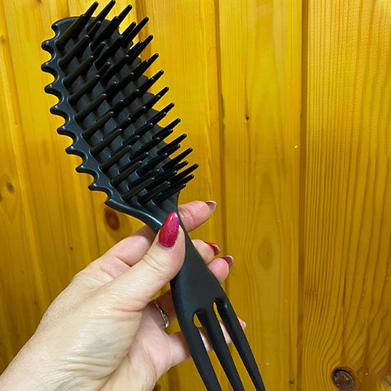 Brosse à cheveux démêlante 2 en 1 avec peigne intégré, offrant deux fonctions pour un coiffage rapide et sans accroc