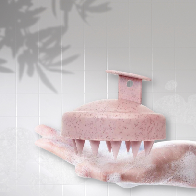 Brosse à cheveux étanche pour shampoing rose avec picots massants, conçue pour démêler en douceur tout en stimulant le cuir chevelu- main savonneuse tenant la brosse
