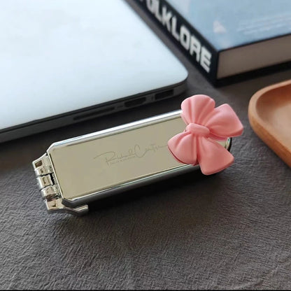 Brosse à cheveux pliable pliée compacte avec miroir intégré, un accessoire élégant et pratique pour des retouches rapides où que vous soyez. Son design argenté chic ajoute une touche de raffinement à votre routine beauté. Idéale pour glisser dans un sac à main ou une trousse de voyage . 