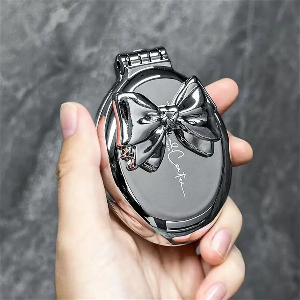 Brosse à cheveux argentée avec noeud argent ronde et pliable, alliant élégance et la praticité. Dotée d'un miroir intégré, elle est parfaite pour des retouches beauté à tout moment. Son design chic en fait un accessoire indispensable pour les déplacements, voyages. 