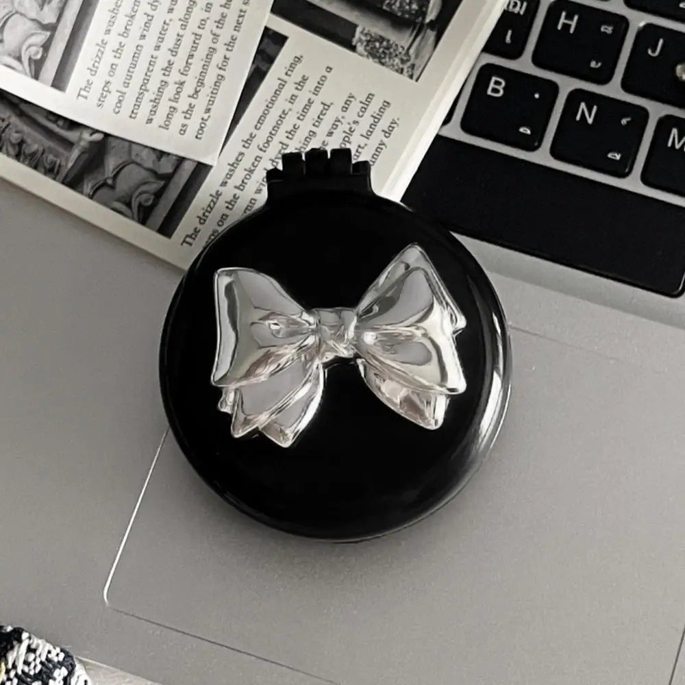 Brosse à cheveux ronde et pliable noir et argentée , alliant élégance et la praticité. Dotée d'un miroir intégré, elle est parfaite pour des retouches beauté à tout moment. Son design chic en fait un accessoire indispensable pour les déplacements, voyages. 