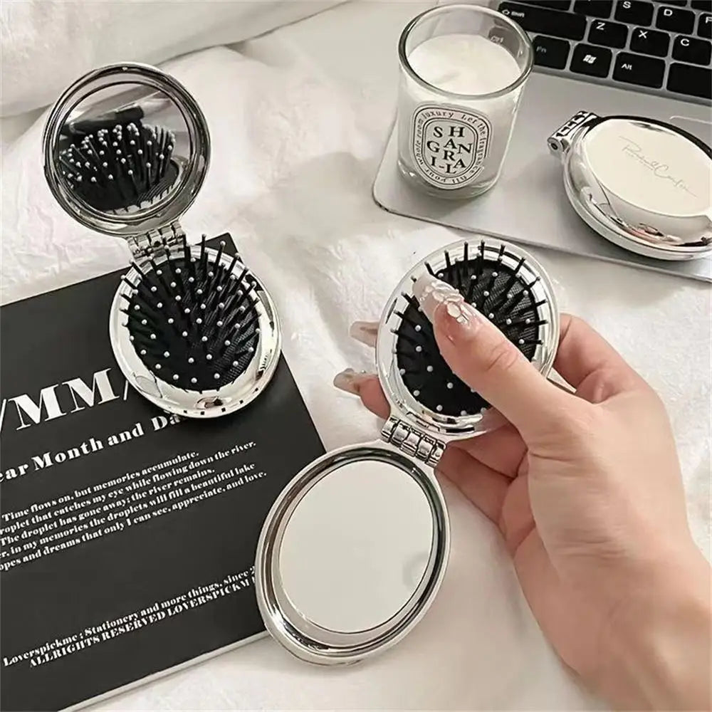 Brosse à cheveux ronde et pliable, alliant élégance et la praticité. Dotée d'un miroir intégré, elle est parfaite pour des retouches beauté à tout moment. Son design chic en fait un accessoire indispensable pour les déplacements, voyages. 