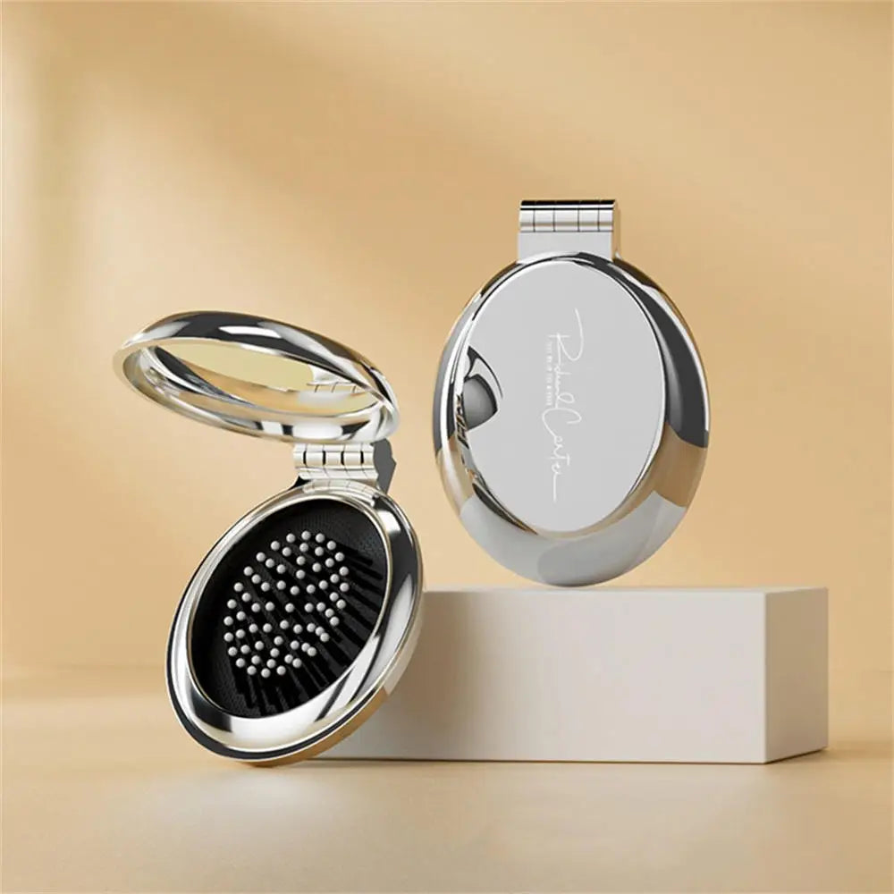 Brosse à cheveux argenté ronde et pliable, alliant élégance et la praticité. Dotée d'un miroir intégré, elle est parfaite pour des retouches beauté à tout moment. Son design chic en fait un accessoire indispensable pour les déplacements, voyages. 