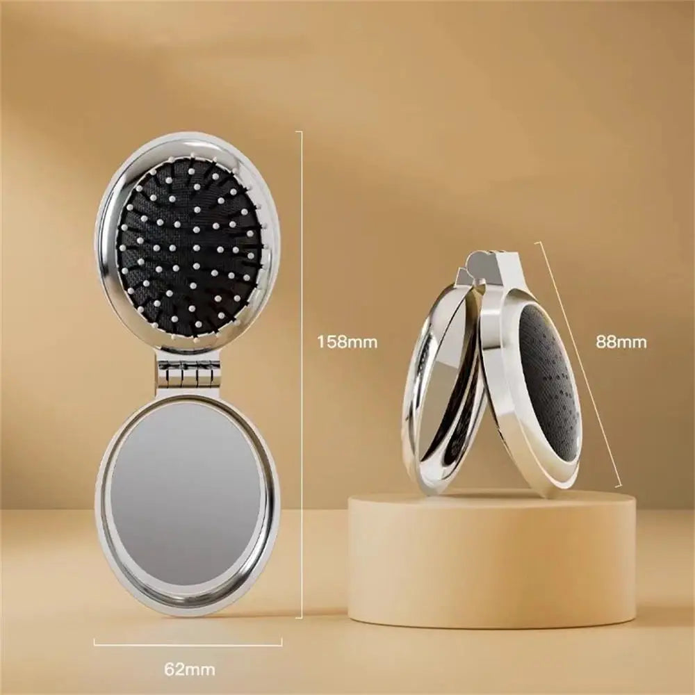 Dimension d'une brosse à cheveux ronde et pliable, alliant élégance et la praticité. Dotée d'un miroir intégré, elle est parfaite pour des retouches beauté à tout moment. Son design chic en fait un accessoire indispensable pour les déplacements, voyages. 