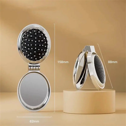 Dimension d'une brosse à cheveux ronde et pliable, alliant élégance et la praticité. Dotée d'un miroir intégré, elle est parfaite pour des retouches beauté à tout moment. Son design chic en fait un accessoire indispensable pour les déplacements, voyages. 