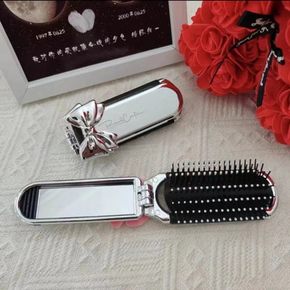 Brosse à cheveux pliée et depliée compacte avec miroir intégré, un accessoire élégant et pratique pour des retouches rapides où que vous soyez. Son design argenté chic ajoute une touche de raffinement à votre routine beauté. Idéale pour glisser dans un sac à main ou une trousse de voyage . 