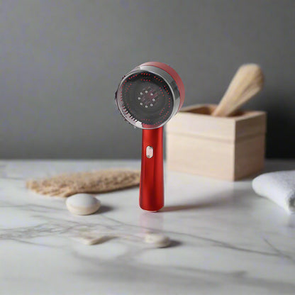 Brosse rouge  de massage du cuir chevelu 3 en 1, un outil révolutionnaire qui combine les bienfaits d'un massage apaisant, de la luminothérapie et de l'application ciblée d'huiles essentielles pour revitaliser vos follicules pileux et stimuler la croissance capillaire. Conçue pour offrir une expérience de soin capillaire complète, cette brosse aide à améliorer la circulation sanguine, favorise la détente et optimise l'absorption des huiles essentielles, grâce à ses fonctionnalités innovantes. 