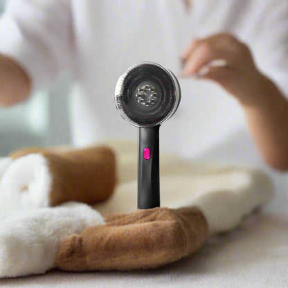 Brosse noire de massage du cuir chevelu 3 en 1, outil révolutionnaire qui combine les bienfaits d'un massage apaisant, de la luminothérapie et de l'application ciblée d'huiles essentielles pour revitaliser vos follicules pileux et stimuler la croissance capillaire. Conçue pour offrir une expérience de soin capillaire complète, cette brosse aide à améliorer la circulation sanguine, favorise la détente et optimise l'absorption des huiles essentielles, grâce à ses fonctionnalités innovantes. 