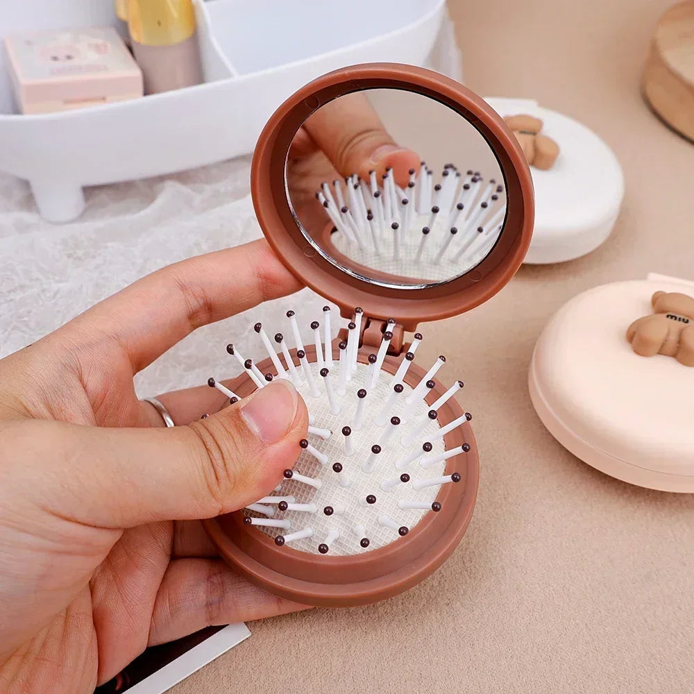 Brosse à cheveux portable marron avec miroir, conçue pour un usage facile et pratique à emporter partout.