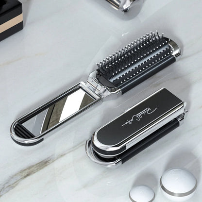 Pratique et élégante brosse  grise à cheveux pliable avec miroir intégré est l'accessoire indispensable pour vos retouches beauté en déplacement. Son design compact se glisse facilement dans votre sac, vous permettant de coiffer vos cheveux ou d'ajuster votre maquillage à tout moment. Idéale pour une mise en beauté express