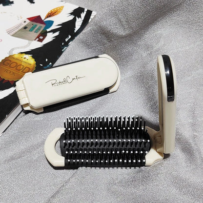 Pratique et élégante, cette brosse pliée et dépliée à cheveux pliable avec miroir intégré est l'accessoire indispensable pour vos retouches beauté en déplacement. Son design compact se glisse facilement dans votre sac, vous permettant de coiffer vos cheveux ou d'ajuster votre maquillage à tout moment. Idéale pour une mise en beauté express