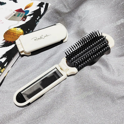 Pratique et élégante,  brosse blanche  à cheveux pliable avec miroir intégré est l'accessoire indispensable pour vos retouches beauté en déplacement. Son design compact se glisse facilement dans votre sac, vous permettant de coiffer vos cheveux ou d'ajuster votre maquillage à tout moment. Idéale pour une mise en beauté express
