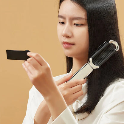 Pratique et élégante, fille avec brosse à cheveux pliable avec miroir intégré est l'accessoire indispensable pour vos retouches beauté en déplacement. Son design compact se glisse facilement dans votre sac, vous permettant de coiffer vos cheveux ou d'ajuster votre maquillage à tout moment. Idéale pour une mise en beauté express