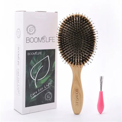 Brosse de coiffure haut de gamme en poils de sanglier avec son accessoire de nettoyage, conçue pour offrir une finition lisse et brillante à vos cheveux. Le manche en bois de chêne, élégant et résistant, assure une prise en main confortable et une utilisation durable. Les poils de sanglier, doux et naturels, répartissent les huiles capillaires tout en démêlant en douceur, notamment les frisottis et préservant la santé de vos cheveux. Un accessoire indispensable