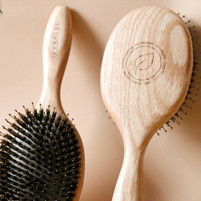 Belle brosse de coiffure haut de gamme en poils de sanglier, conçue pour offrir une finition lisse et brillante à vos cheveux. Le manche en bois de chêne, élégant et résistant, assure une prise en main confortable et une utilisation durable. Les poils de sanglier, doux et naturels, répartissent les huiles capillaires tout en démêlant en douceur, notamment les frisottis et préservant la santé de vos cheveux. Un accessoire indispensable