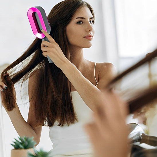 Brosse-autonettoyante-démêlante-pour-cheveux-sans-douleur-avec-système-de-nettoyage-automatique-pratique-et-efficace-pour-tous-types-de-cheveux-fins-épais-bouclés-ou-raides-conception-ergonomique-et-design-moderne- femme cheveux longs avec brosse autonettoyante