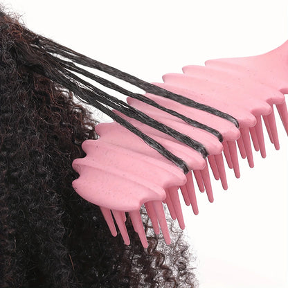 Brosse spécialement conçue pour démêler les cheveux bouclés, réduisant les nœuds sans casser les boucles et préservant leur définition