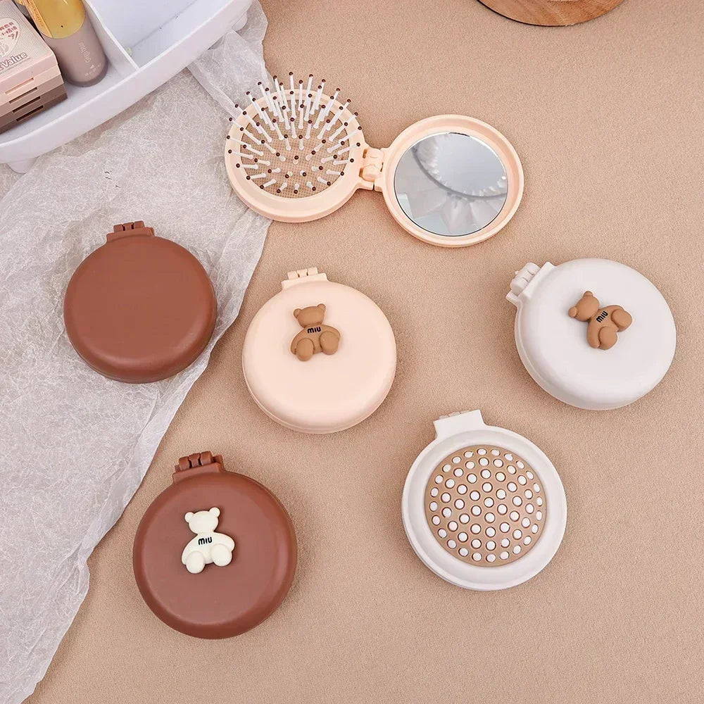 Brosses à cheveux pliables ouvertes ou fermées avec miroir intégré, idéale pour un coiffage pratique et compact en déplacement.