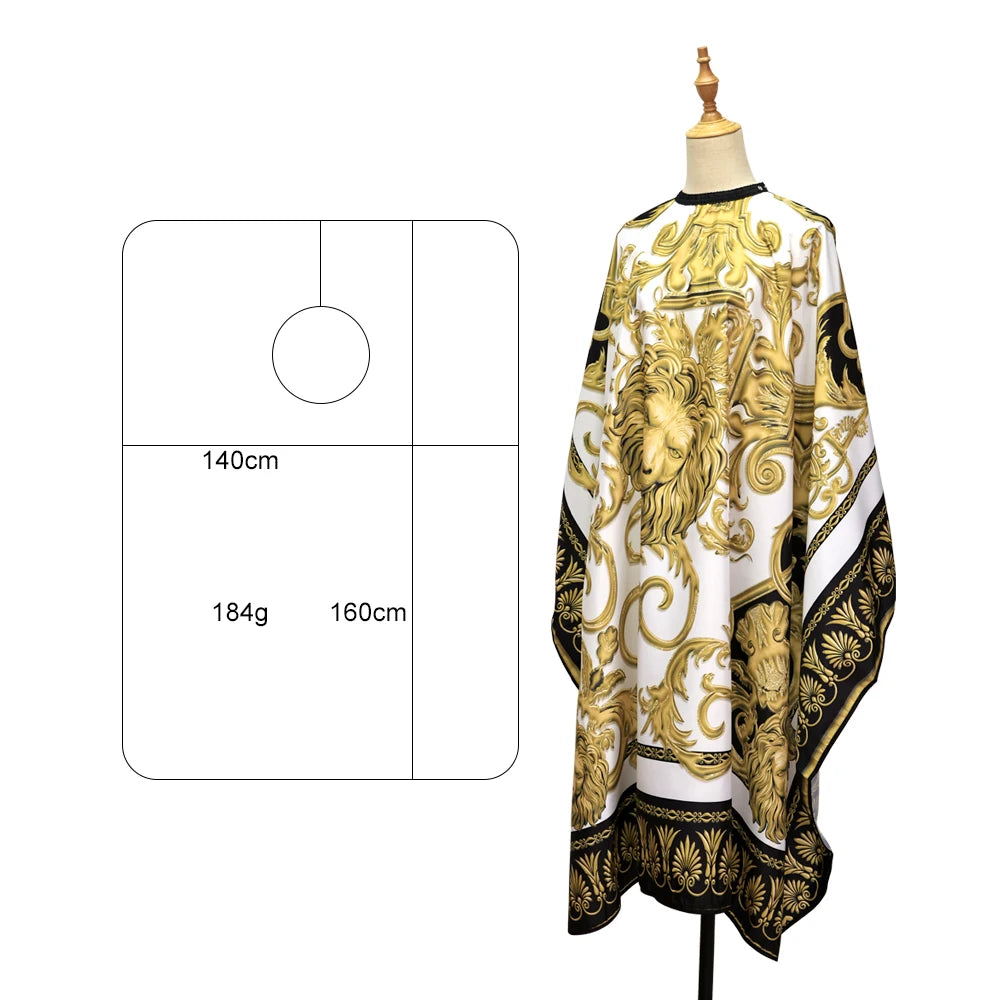 Cape de coiffure avec dimensions au design vintage baroque avec motif de lion allie élégance et fonctionnalité. Conçue pour les professionnels, elle est à la fois antistatique et imperméable, offrant une protection optimale pendant les coupes ou traitements capillaires. Sa matière de haute qualité assure un confort optimal et une grande résistance à l'usure. Pratique et facile à entretenir, elle garantit une expérience pour le coiffeur comme agréable pour le client. Un accessoire indispensable. 
