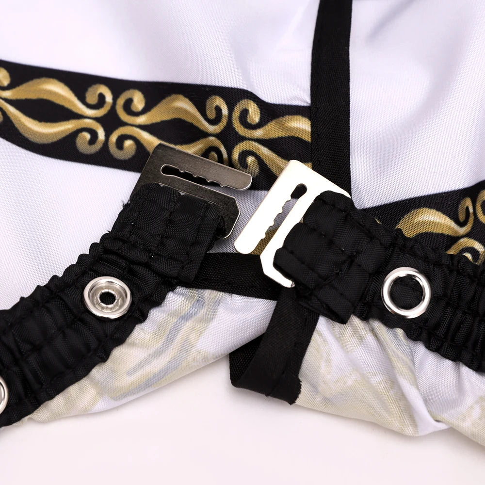 Cape de coiffure et zoom sur son système d'ajustement. Conçue pour les professionnels, elle est à la fois antistatique et imperméable, offrant une protection optimale pendant les coupes ou traitements capillaires. Sa matière de haute qualité assure un confort optimal et une grande résistance à l'usure. Pratique et facile à entretenir, elle garantit une expérience pour le coiffeur comme agréable pour le client. Un accessoire indispensable. 