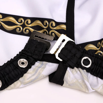 Cape de coiffure et zoom sur son système d'ajustement. Conçue pour les professionnels, elle est à la fois antistatique et imperméable, offrant une protection optimale pendant les coupes ou traitements capillaires. Sa matière de haute qualité assure un confort optimal et une grande résistance à l'usure. Pratique et facile à entretenir, elle garantit une expérience pour le coiffeur comme agréable pour le client. Un accessoire indispensable. 