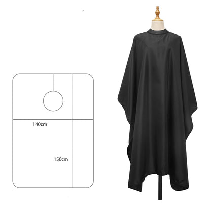 Grande cape de coupe professionnelle, conçue pour offrir une protection optimale et un confort maximal. Imperméable, antistatique et ajustable grâce à sa fermeture pratique, elle est idéale pour les salons de coiffure comme pour une utilisation à domicile. Son tissu léger et résistant assure une expérience agréable pour le client tout en facilitant le coiffeur. 