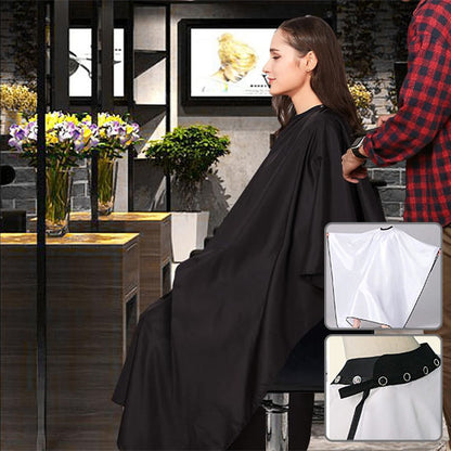 Cape de coupe noire professionnelle, conçue pour offrir une protection optimale et un confort maximal. Imperméable, antistatique et ajustable grâce à sa fermeture pratique, elle est idéale pour les salons de coiffure comme pour une utilisation à domicile. Son tissu léger et résistant assure une expérience agréable pour le client tout en facilitant le coiffeur porfessionnel. 