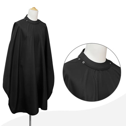 Cape de coupe professionnelle noire, idéale pour protéger les vêtements pendant les séances de coiffure, offrant confort et praticité