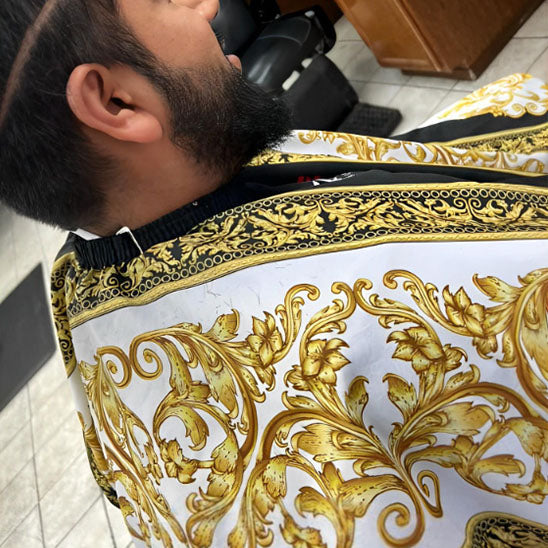Cape de coupe pour coiffeur, décorée d'un motif de lion, pour assurer une coupe serene des cheveux tout en protégeant les vêtements