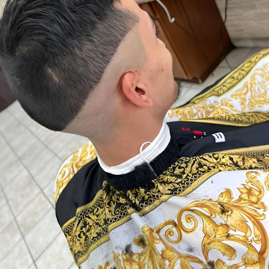 Cape de coupe pour coiffeur avec motif de lion, offrant une protection efficace contre les cheveux coupés et les produits de coiffure