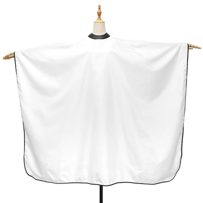 Cape de coupe blanche professionnelle, conçue pour offrir une protection optimale et un confort maximal. Imperméable, antistatique et ajustable grâce à sa fermeture pratique, elle est idéale pour les salons de coiffure comme pour une utilisation à domicile. Son tissu léger et résistant assure une expérience agréable pour le client tout en facilitant le coiffeur. 