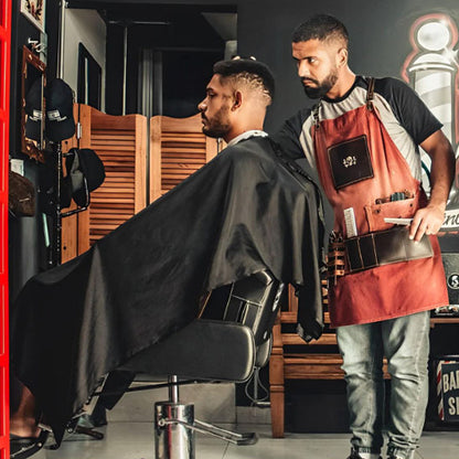 Cape de coupe pro pour coiffeur, conçue pour offrir une protection optimale et un confort maximal. Imperméable, antistatique et ajustable grâce à sa fermeture pratique, elle est idéale pour les salons de coiffure comme pour une utilisation à domicile. Son tissu léger et résistant assure une expérience agréable pour le client tout en facilitant le coiffeur. 