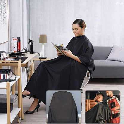 Cape de coupe professionnelle portée par femme dans un salon, conçue pour offrir une protection optimale et un confort maximal. Imperméable, antistatique et ajustable grâce à sa fermeture pratique, elle est idéale pour les salons de coiffure comme pour une utilisation à domicile. Son tissu léger et résistant assure une expérience agréable pour le client tout en facilitant le coiffeur. 