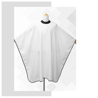 Cape de coupe professionnelle blanche, idéale pour protéger les vêtements pendant les séances de coiffure, offrant confort et praticité