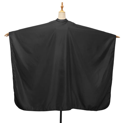 Cape de coupe noire professionnelle, conçue pour offrir une protection optimale et un confort maximal. Imperméable, antistatique et ajustable grâce à sa fermeture pratique, elle est idéale pour les salons de coiffure comme pour une utilisation à domicile. Son tissu léger et résistant assure une expérience agréable pour le client tout en facilitant le coiffeur. 
