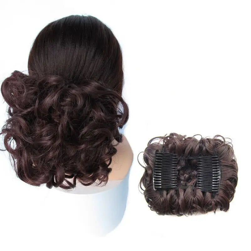 Extension de cheveux chignon postiche bouclé, idéal pour ajouter du volume et de la texture à vos coiffures. Ce chignon est fabriqué à partir de cheveux synthétiques ou humains, offrant des boucles naturelles et élégantes. Facile à installer en quelques secondes, il vous permet de créer un look chic et sophistiqué pour toutes les occasions, que ce soit pour un événement spécial ou une soirée 